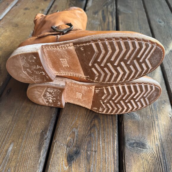 Frye Veronica Short Slouchy Boot in Distressed Camel Leather - Women's 8.5B - Picture 13 of 14